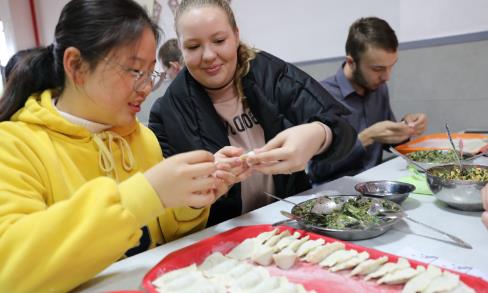 留學(xué)生包餃子活動.jpg